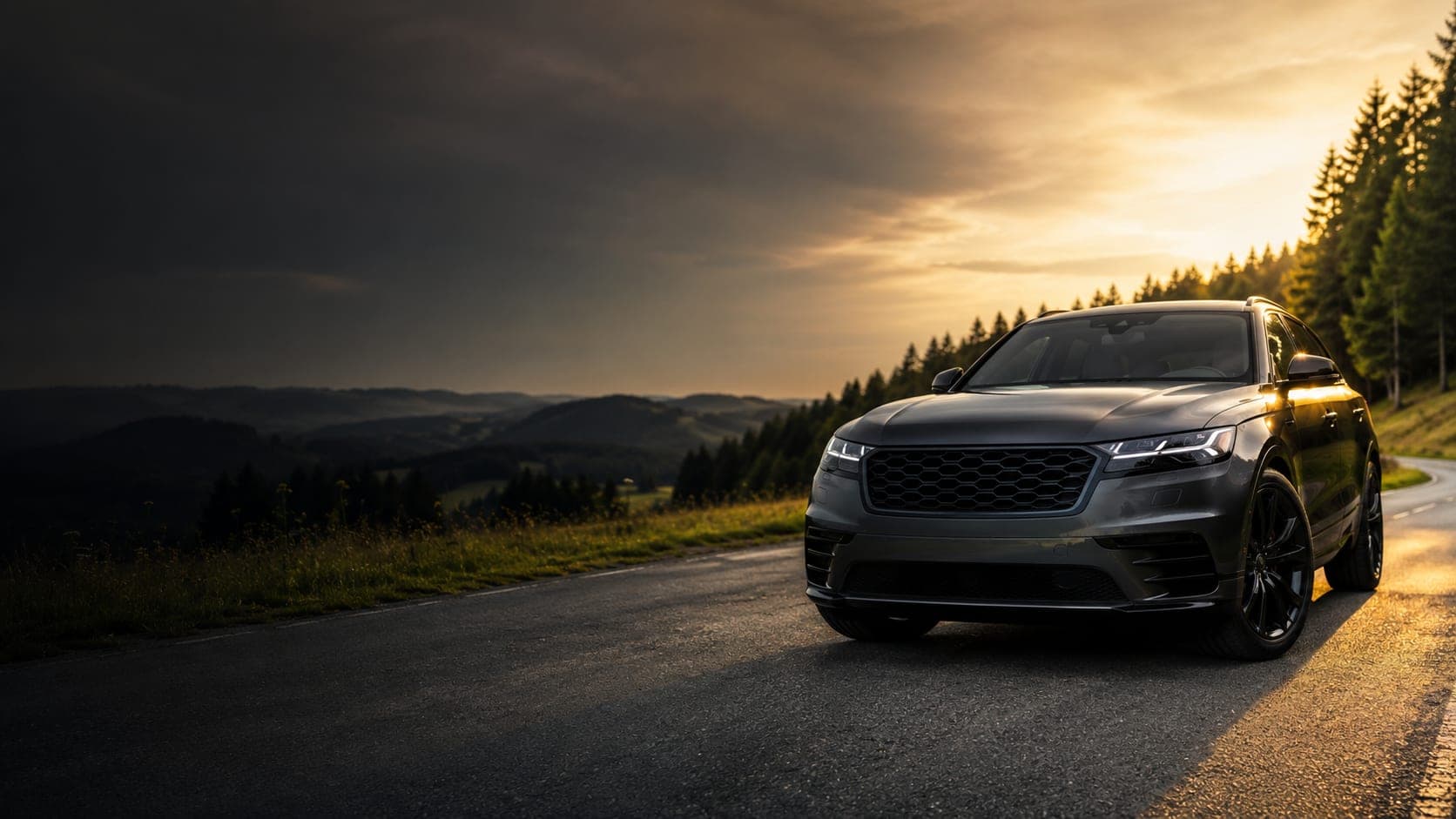 Hochwertiges SUV auf einer Landstraße im Bayerischen Wald bei Abendsonne